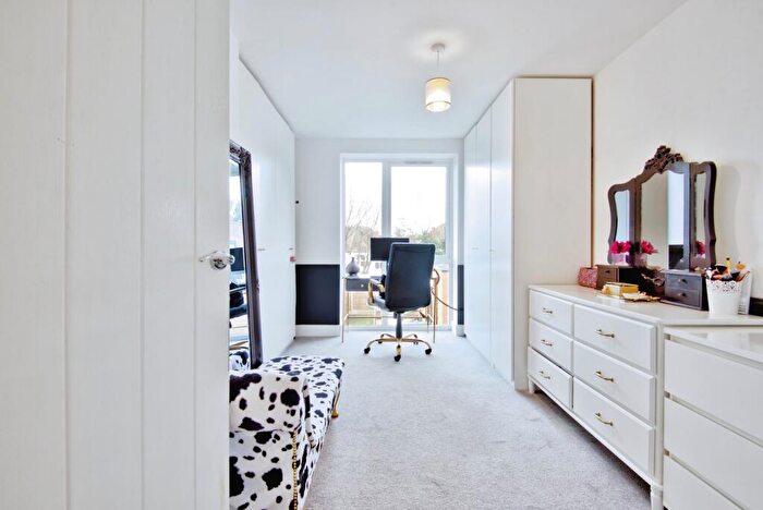 2 Bedroom Flat For Sale In Grosvenor Road, Westcliff-on-Sea, Essex, SS0