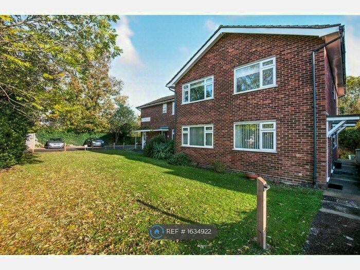 2 Bedroom Flat To Rent In Sherborne Court, Hampton, TW12