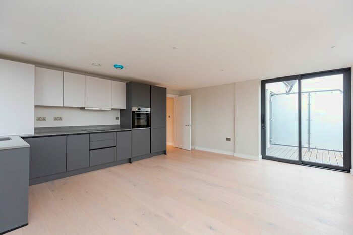 2 Bedroom Flat To Rent In Homestead Heights, Tottenham Lane, Crouch End, London, N8