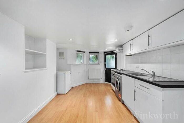 Terraced House To Rent In Waller Road, Lewisham, SE14