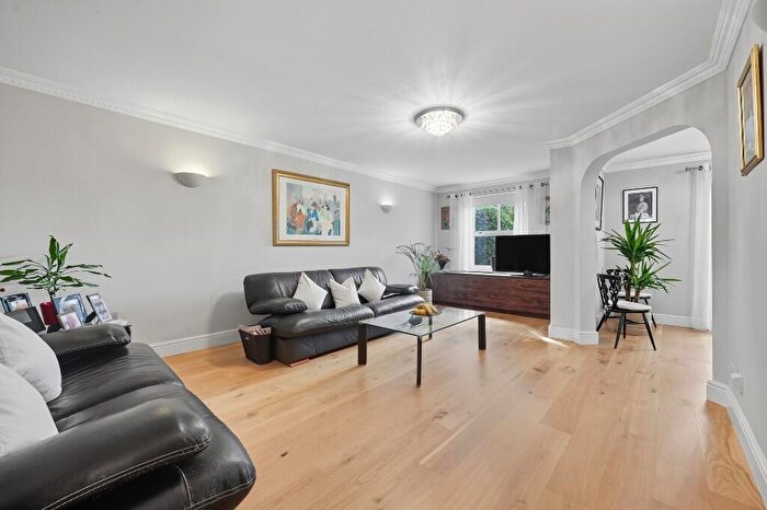 2 Bedroom Apartment For Sale In The Drive, London, E18