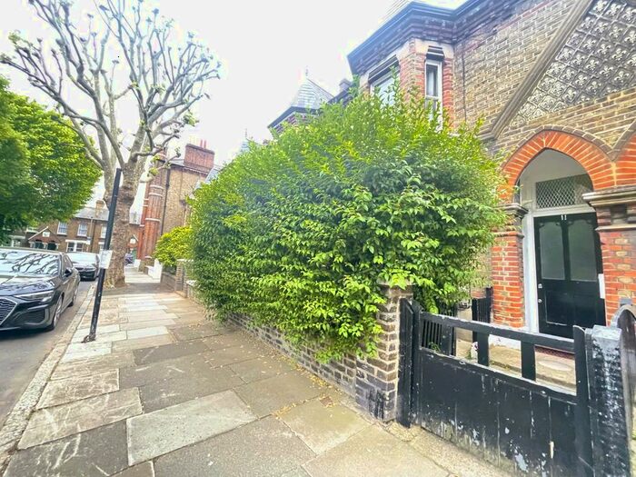 2 Bedroom Flat To Rent In Brassey Square, London, SW11