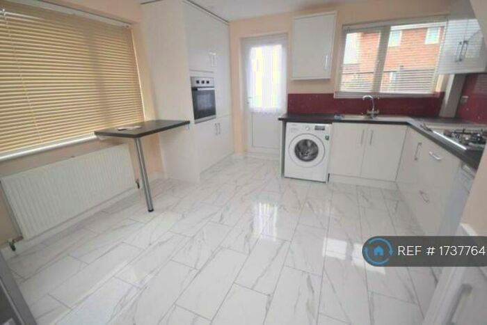 3 Bedroom Semi-Detached House To Rent In Silverdale Road, Reading, RG6