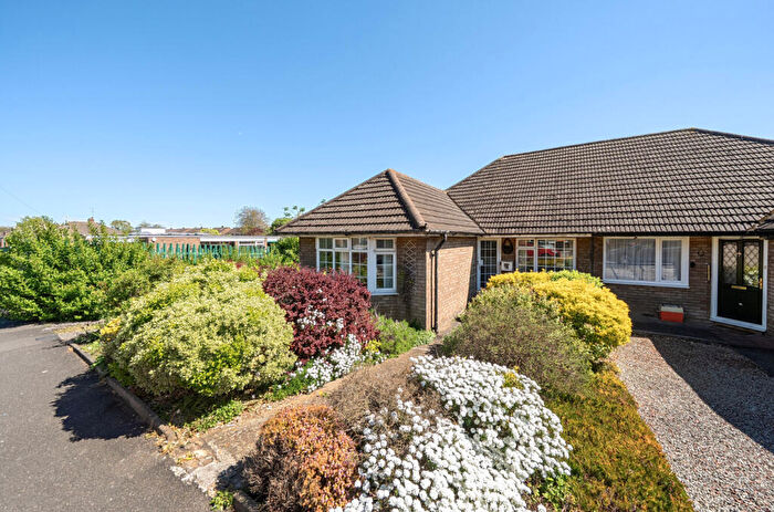 3 Bedroom Bungalow For Sale In Goldstone Crescent, Dunstable, Bedfordshire, LU5