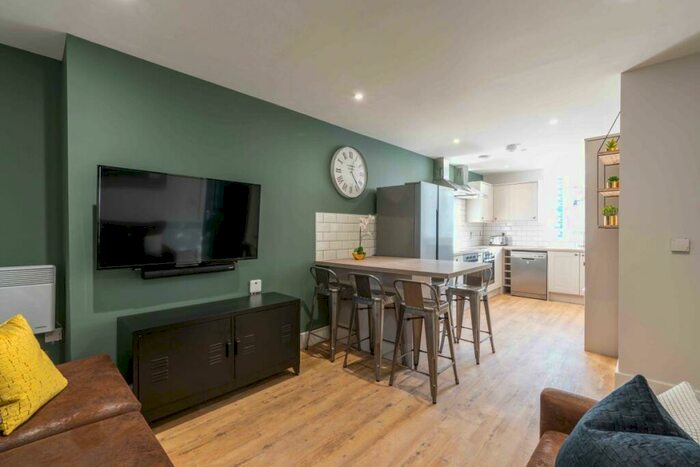 7 Bedroom Flat To Rent In Walter Road, Swansea, SA1