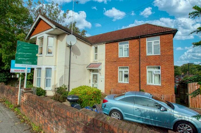 1 Bedroom Ground Maisonette To Rent In Bitterne Road West, Southampton, Hampshire, SO18