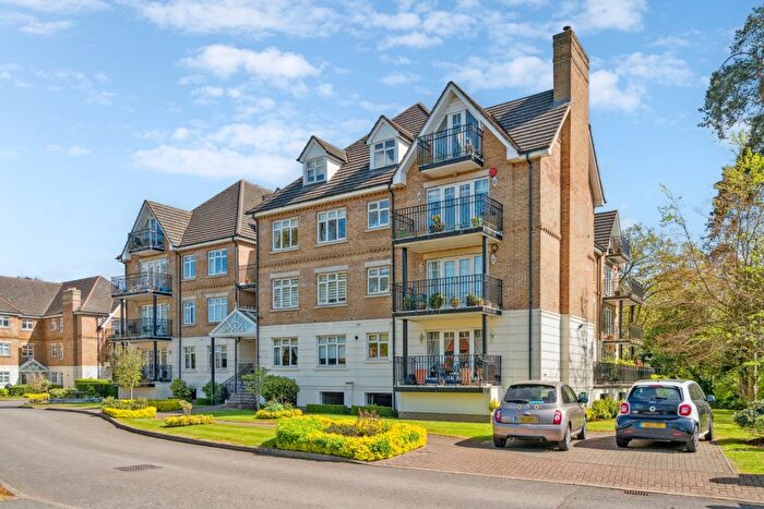 2 Bedroom Flat For Sale In High Road, Bushey, Hertfordshire, WD23