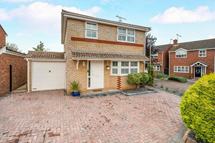 4 Bedroom Detached House To Rent In Addlestone, Surrey, KT15