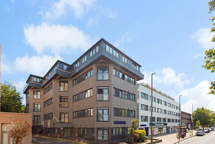 Apartment To Rent In High Road London, N20