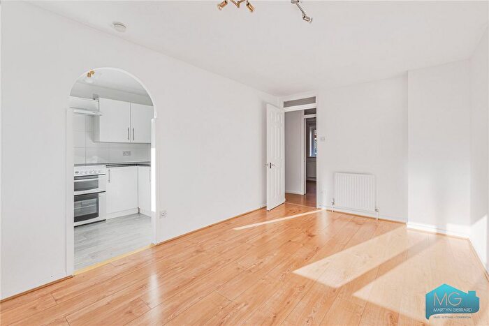 1 Bedroom Flat For Sale In Laburnum Close, London, N11