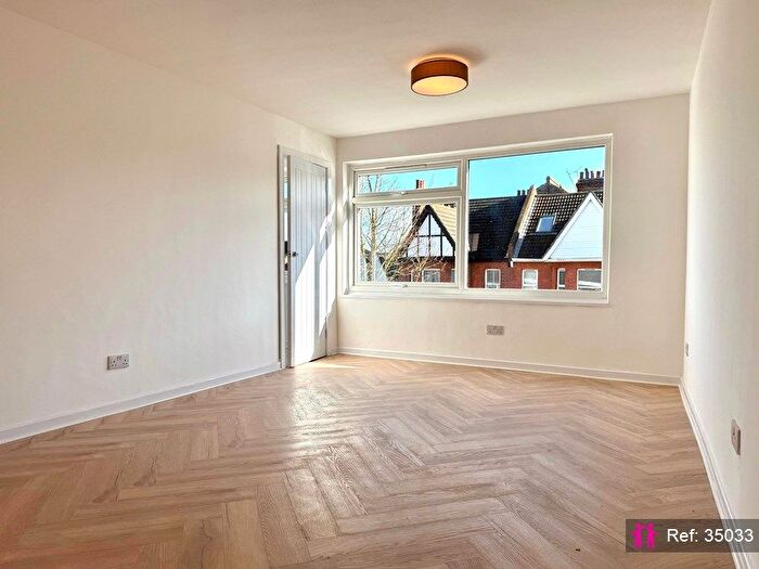 2 Bedroom Flat For Sale In Elm Road, Leigh-On-Sea, SS9