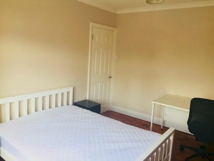 1 Bedroom Semi-Detached House To Rent In Aldershot Road, GU2