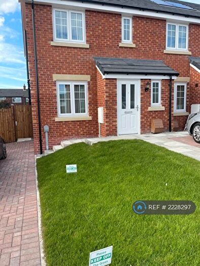3 Bedroom End Of Terrace House To Rent In Farmstead Drive, Westhoughton, Bolton, BL5