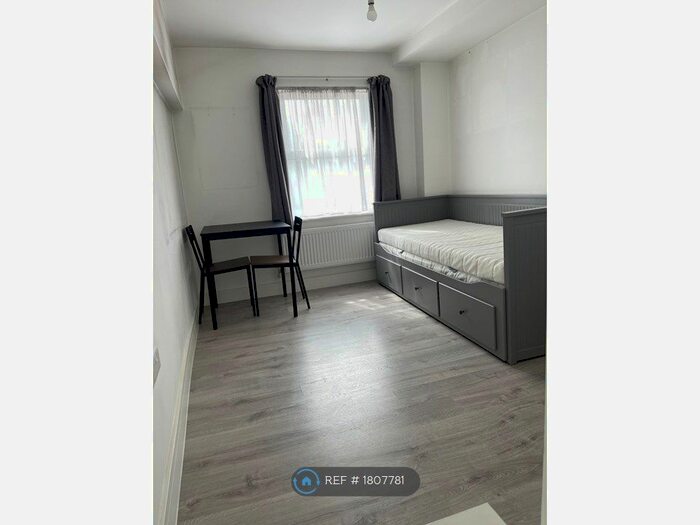 Studio To Rent In Huxley Road, London, N18