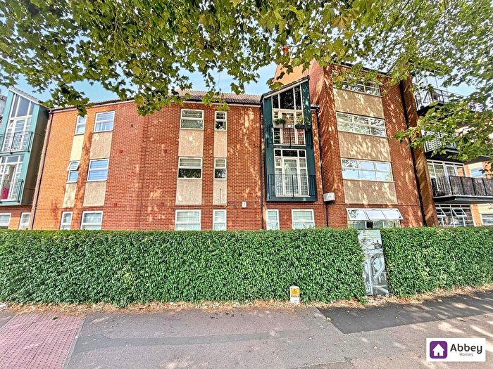 2 Bedroom Flat For Sale In Montvale Gardens, Leicester, LE4