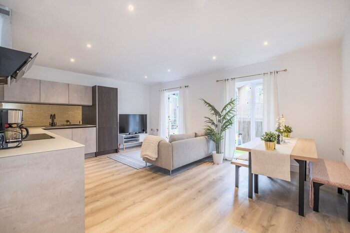 2 Bedroom Flat To Rent In Battersea Bridge Road London, SW11
