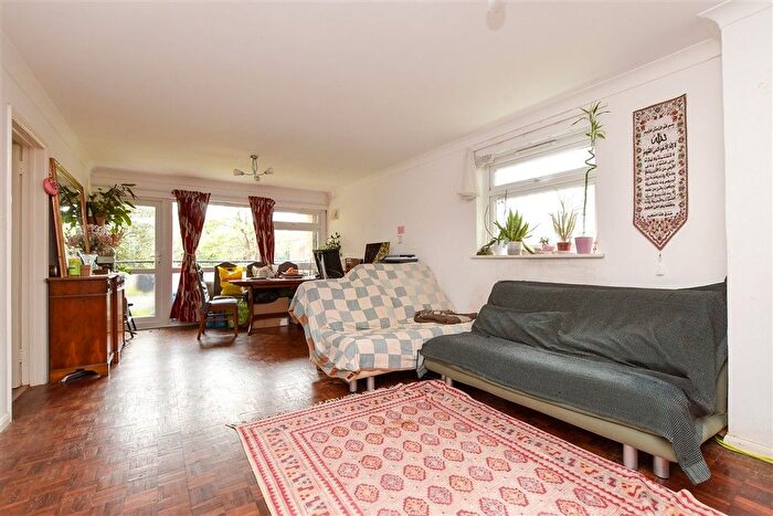 2 Bedroom Flat For Sale In Shirley Road, Wallington, Surrey, SM6