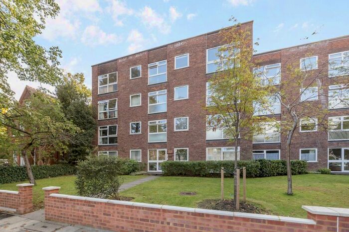 3 Bedroom Flat To Rent In Waldegrave Park, Twickenham, TW1
