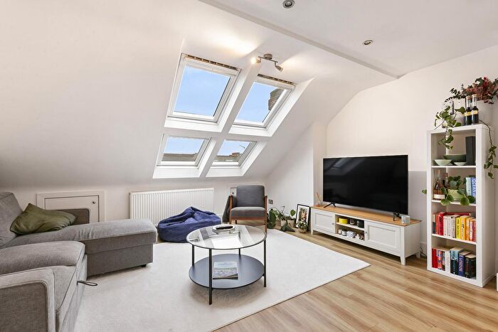 2 Bedroom Flat To Rent In Rostrevor Road, Parsons Green, SW6