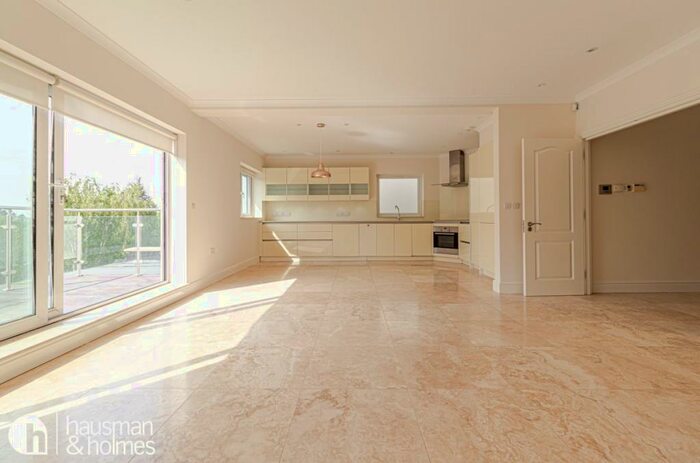 3 Bedroom Flat To Rent In The Vale, Golders Green, NW11