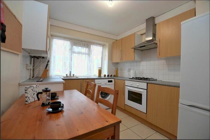 4 Bedroom Maisonette To Rent In Patmore Estate, London, SW8