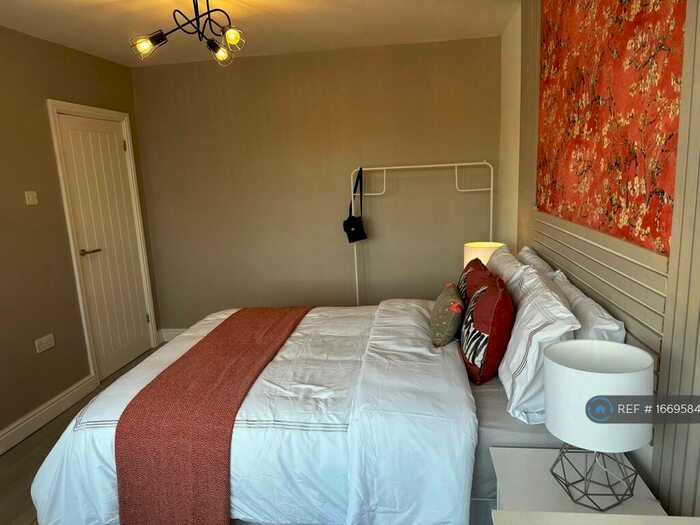 3 Bedroom Semi-Detached House To Rent In Rangoon Road, Solihull, B92