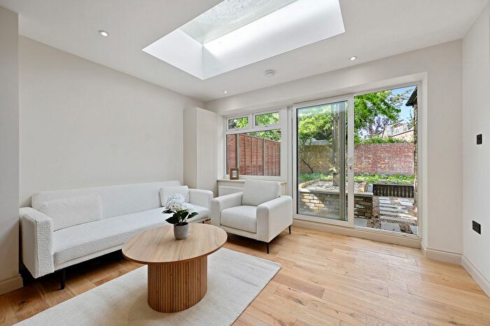 2 Bedroom Flat For Sale In Avenue Gardens, London, W3