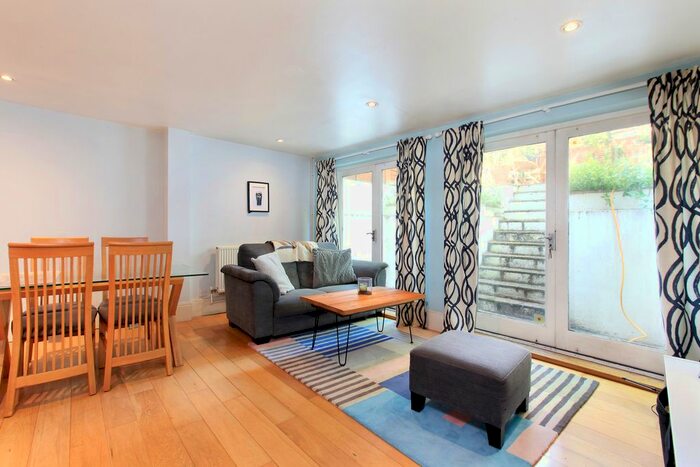 2 Bedroom Flat To Rent In Old York Road, Wandsworth, London, SW18
