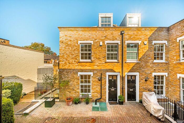 4 Bedroom Property To Rent In Sadlers Gate Mews, London, SW15