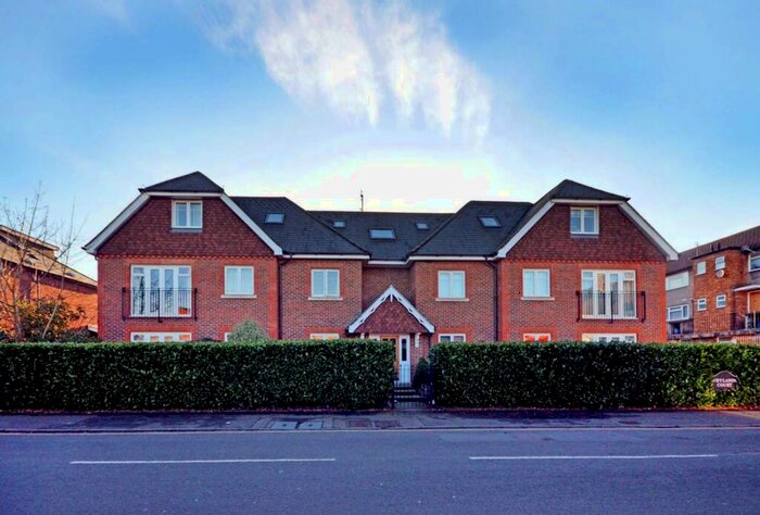 2 Bedroom Flat To Rent In Corrie Road, Addlestone, KT15