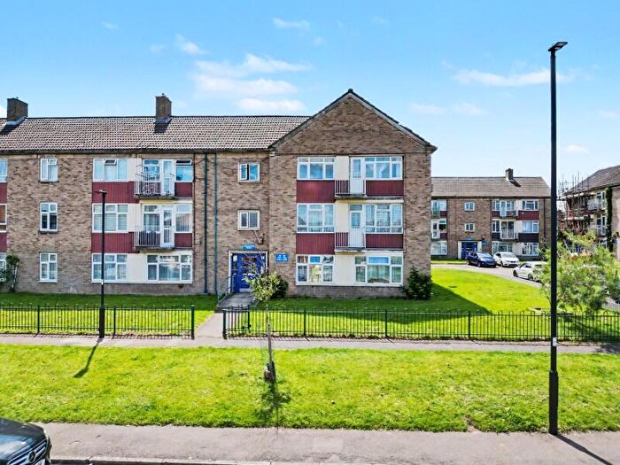 3 Bedroom Flat To Rent In Hoe Lane, Enfield, EN3