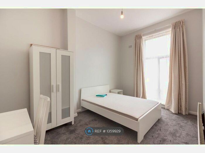 3 Bedroom Flat To Rent In Shepherds Bush Road, London, W6