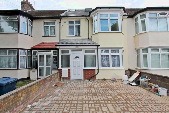 2 Bedroom Flat To Rent In Durdans Road, Southall, UB1