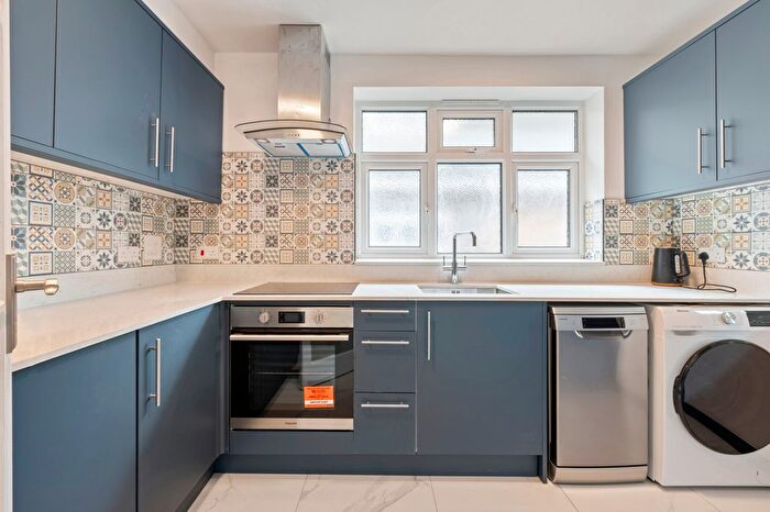 2 Bedroom Flat To Rent In The Downs, London, SW20