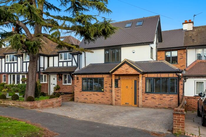 4 Bedroom Semi-Detached House To Rent In Grange Crescent, Chigwell IG7
