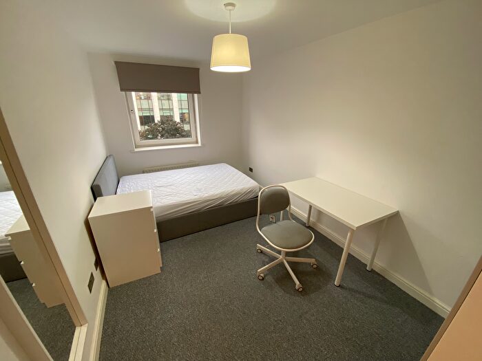 3 Bedroom Flat To Rent In Flat, Clarendon Road, Leeds, LS2