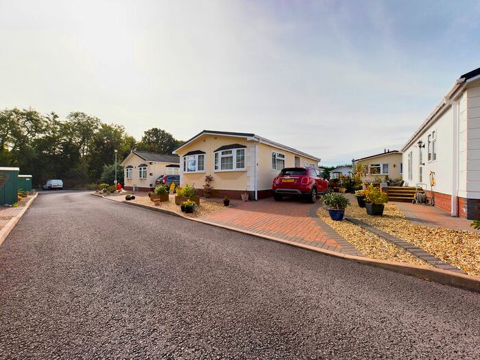 3 Bedroom Mobile/park Home For Sale In Willows Park Homes, Cleobury Road, Far Forest, DY14