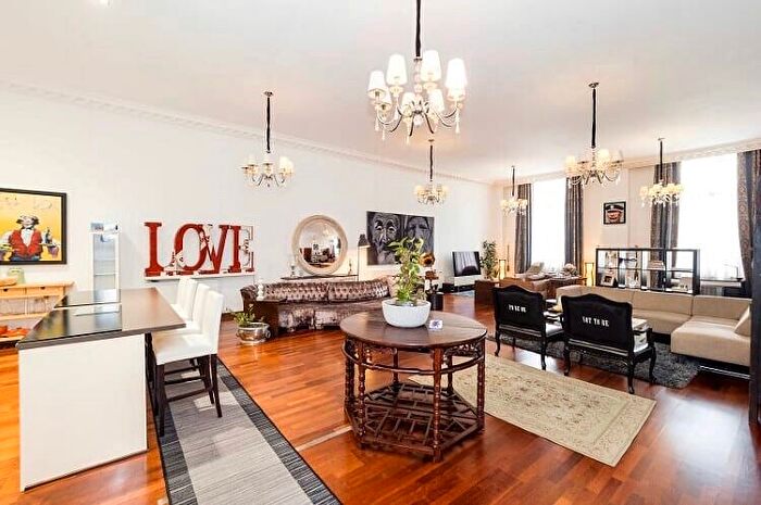 2 Bedroom Flat To Rent In Academy Court, Dagenham, RM8