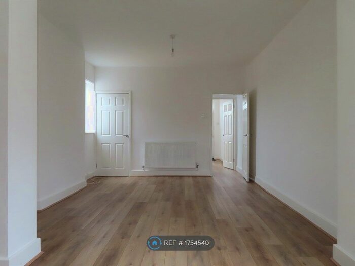 3 Bedroom End Of Terrace House To Rent In Maple Tree Lane, Halesowen, B63