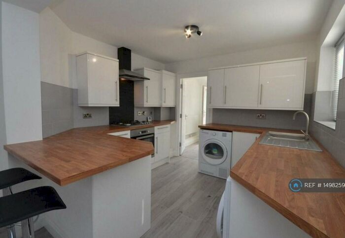 2 Bedroom Flat To Rent In Groves Street, Swindon, SN2