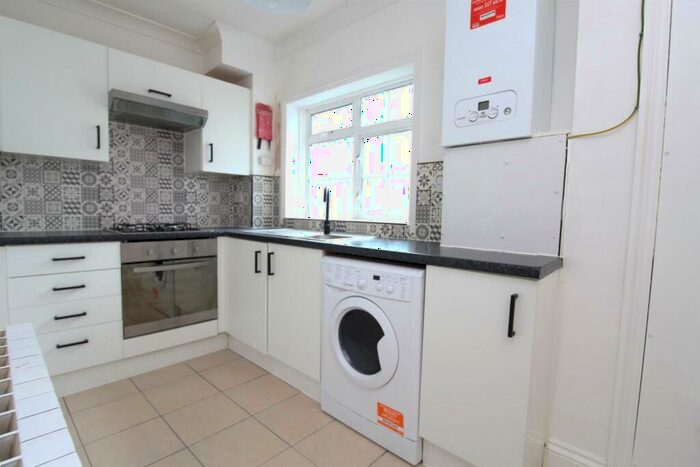 2 Bedroom Apartment To Rent In Edward Avenue, Chingford, E4