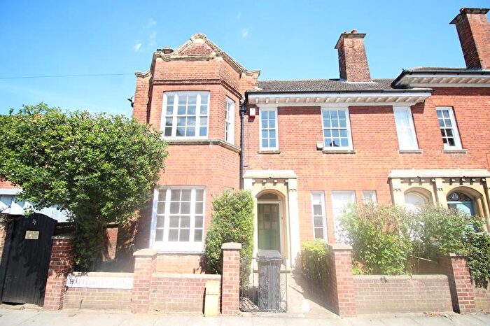 4 Bedroom Semi-Detached House To Rent In Shaftesbury Avenue, Bedford, MK40