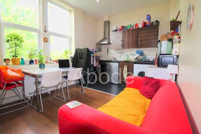 3 Bedroom Flat To Rent In - Moorland Avenue, Leeds, West Yorkshire, LS6