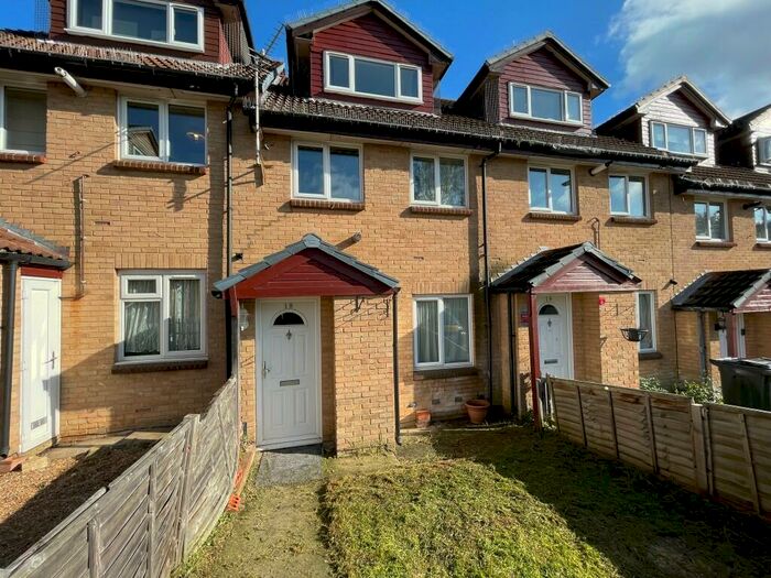 2 Bedroom Maisonette To Rent In Amanda Close, Chigwell, Essex, IG7