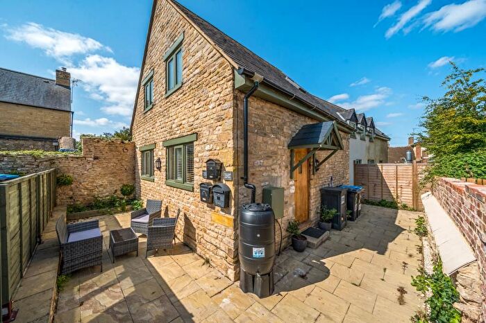 2 Bedroom Detached House For Sale In Chipping Norton, Oxfordshire, OX7