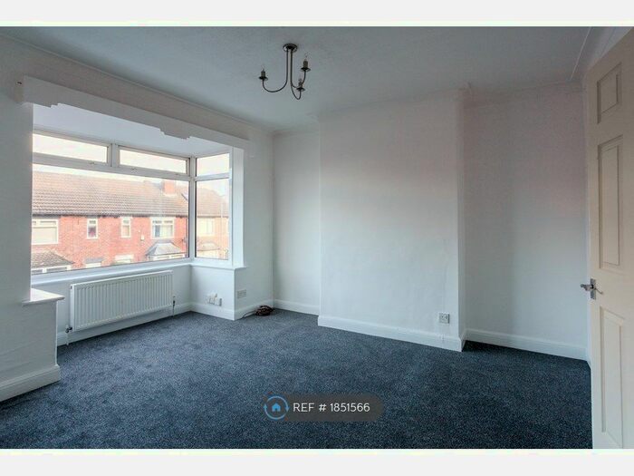 3 Bedroom Terraced House To Rent In Aston Place, Leeds, LS13