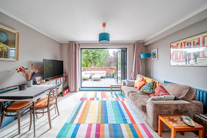 2 Bedroom Flat For Sale In Crouch Hall Road, London, N8