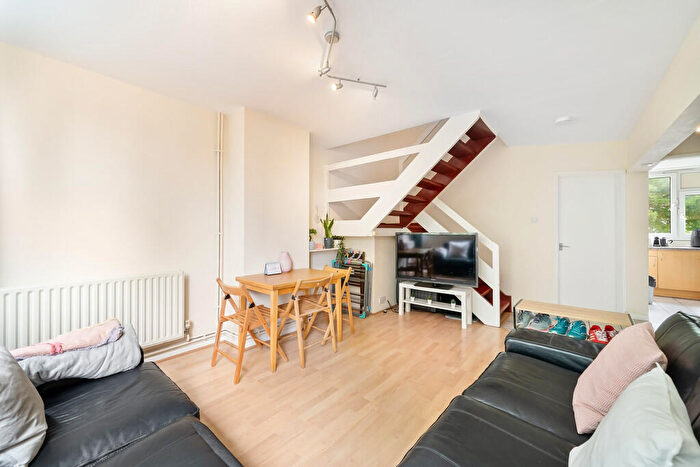 4 Bedroom Flat To Rent In Thomas Baines Road, Battersea, SW11