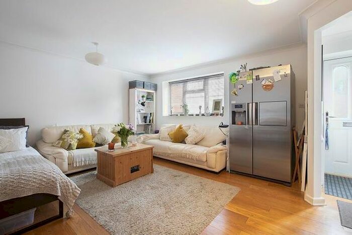 Studio To Rent In Avenue Road, Raynes Park, SW20