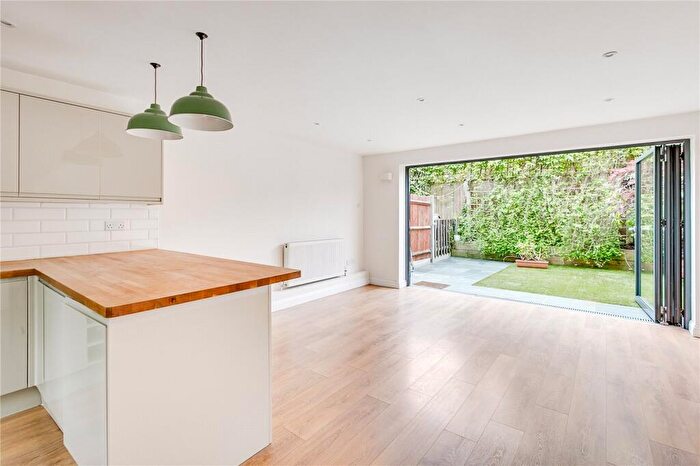 3 Bedroom House To Rent In Crusoe Mews, Stoke Newington, N16